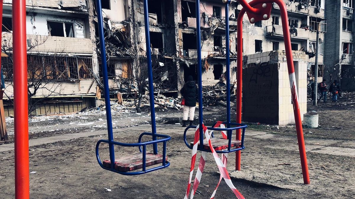 Byty v Kyjevě zničila rozstřelená raketa. Na místě natáčel korespondent Novinek